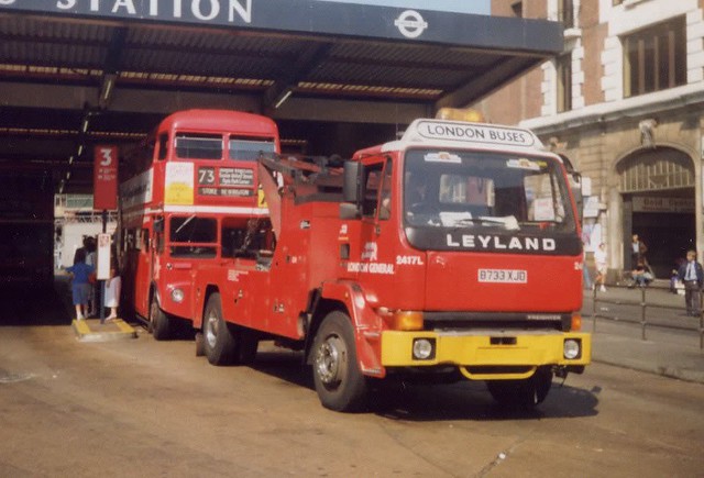 Routemaster RML2373 in a spot of bother - April 1990 (Picture 02 of 10)
