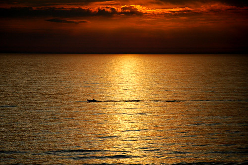 sunset sea sky orange sun water netherlands clouds sunrise boat nikon day sailing d70 cloudy d70s nederland floating zee shore sailor nikkor motorboat vr aan egmond nwn 18105 sailer bartw bartwillemsteinnl