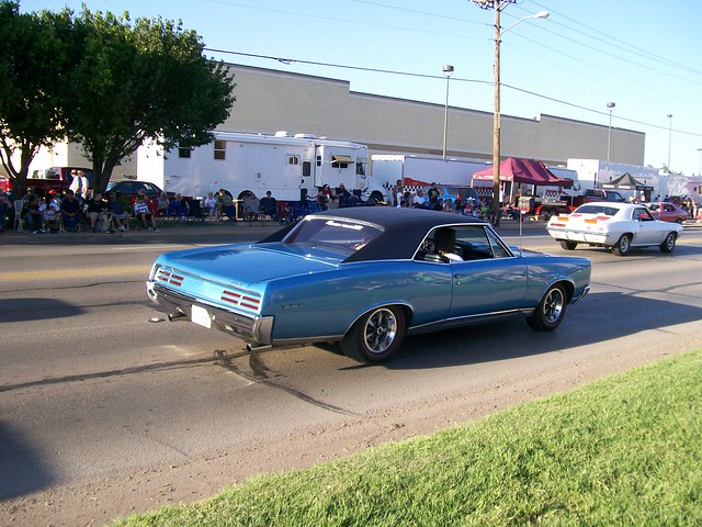 '67 Pontiac GTO, blue car in action
