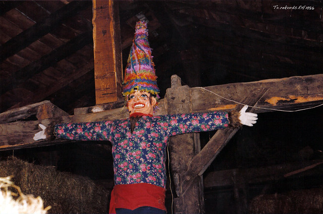 Miel Otxin Lantzeko inauteriko pertsonaia da.Lantzeko inauteria. Miel otxin is a personage of the carnival of Lantz. Miel Otxin es un personaje del Carnaval de Lantz. 1986