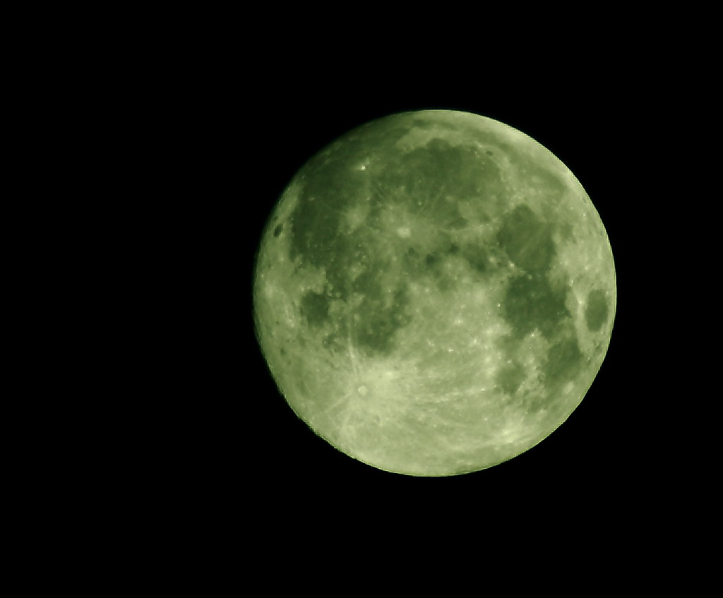 2 зеленые луны. Зеленая Луна. Зеленая Луна рисунок. Луна в зеленом спектре. Green Moon icon.
