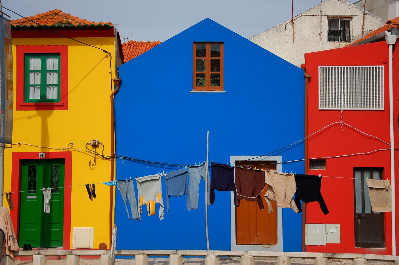 Дом в красочном. Цветные дома в Авейру. Цветные домики. Разноцветные домики. Разноцветный дом.