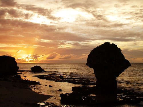 P1190724 by shou5025, sunset day cloudy taiwan 花瓶岩 琉球碼頭