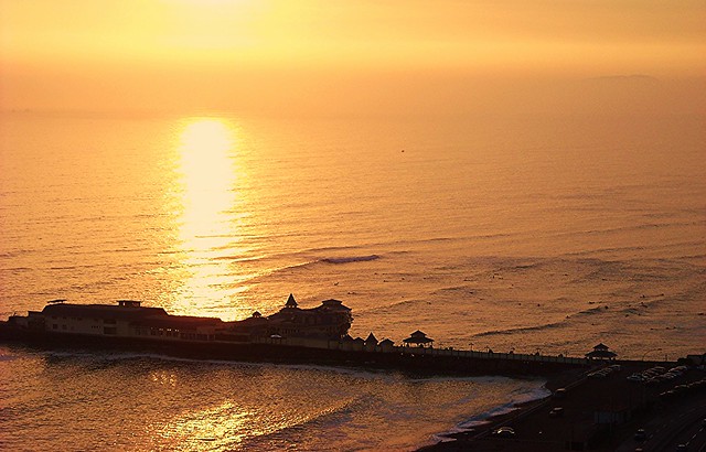 Peru-Lima -Sonnenuntergang,  Fischrestaurant La  Rosa Nautica in spektakulärer Lage an der Playa Costa Verde -10/286