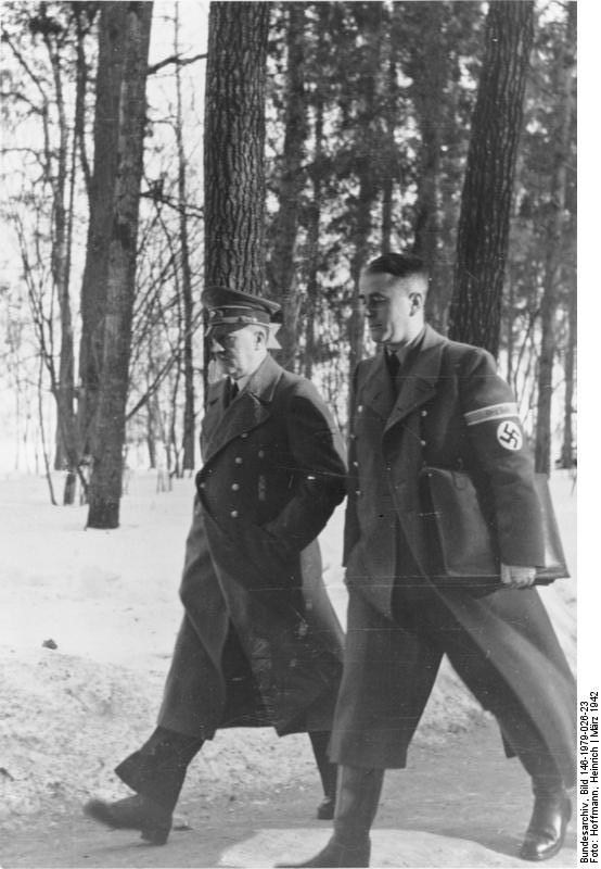 Der Führer und Reichsminister Speer bei einer Besprechung im Führerhauptquartier. 23.3.1942