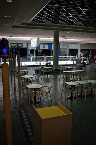yellow mall shopping dark dead texas chairs corpuschristi empty tables trashcan dim foodcourt sunrisemall dyingmall