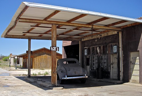 usa car america texas garage roadtrip gasstation ghosttown hillcountry oldcars texan richlandsprings highway190 us190 applecrypt