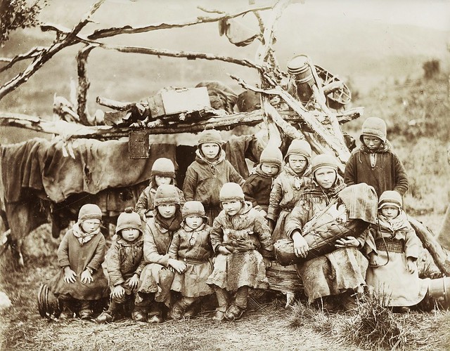 A semi-nomad Sami Children Northern Sweden Norway late 1800 (likely from 1884, Bonaparte). En halvnomadisk samefamilie fra nord-sverige eller nord-norge sent på 1800-tallet.