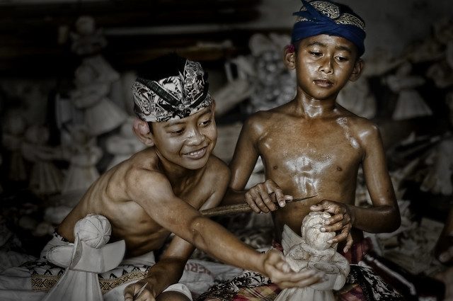 Junjungan, Bali - Woodcraver Boys (The Apprentices)