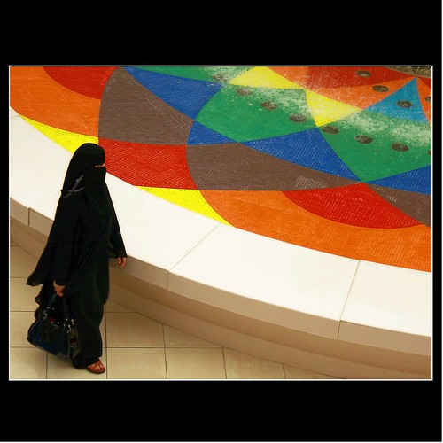 مركز تجاري في أبو ظبي by cisco image 