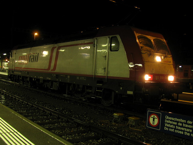 Crossrail AG Lokomotive 185 590 - 7 von Bombardier TRAXX F140 AC2 Baureihe 185.2 am Bahnhof in Thun im Kanton Bern in der Schweiz