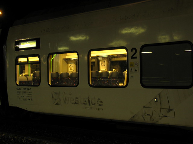 BLS Lötschbergbahn NINA RABe 525 038 - x noch ohne Taufname ( Hersteller Bombardier => Inbetriebnahme 2004 => dreiteilig => Ex TRN NINA RABe 527 322 => Verkauft 2012 an R.egionAlps  ) am Bahnhof in Bern in der Schweiz