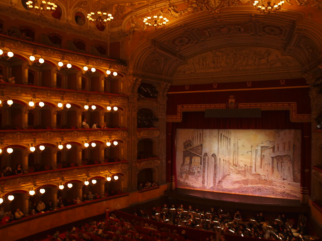interno Teatro Massimo Bellini - Catania all'inizio dell'opera Porgy & Bess