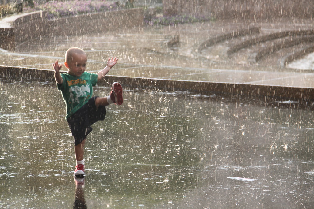 Веселые дети под дождем. Под дождем. Мальчик под дождем. Радость под дождем. По воде шагаю я
