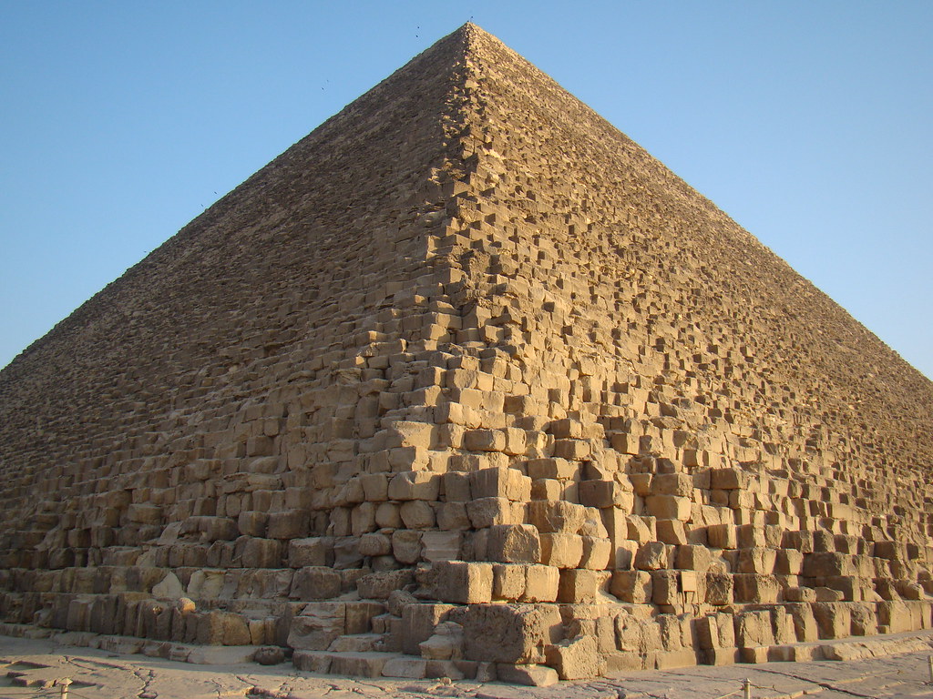 Как строили пирамиду хеопса. Пирамида Хеопса (Хуфу). Пирамида Хуфу Египет. Стройка пирамиды Хеопса. Постройка пирамиды Хеопса.