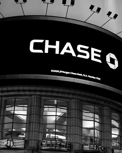 Chase / 20091121.7D.00385.L1.C45.BW / SML | by See-ming Lee (SML)