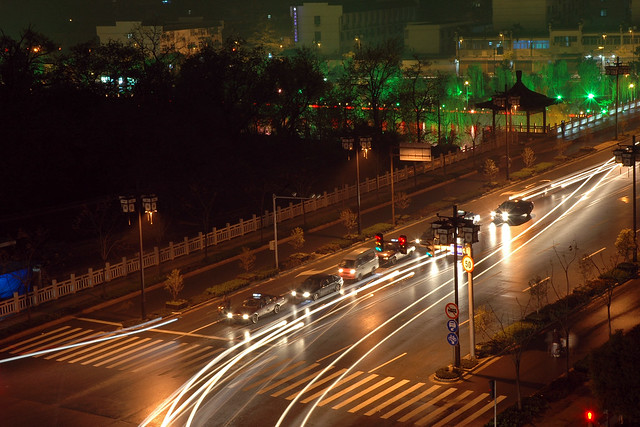 Yangzhou crossroads traffic at night