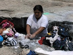 Washing clothes - Lavando la ropa; Río Olama, Boaco, Nicaragua