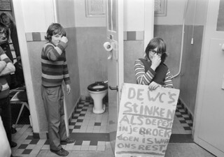 Protest tegen vieze wc's op school / Protest against dirty toilets at school | by Nationaal Archief