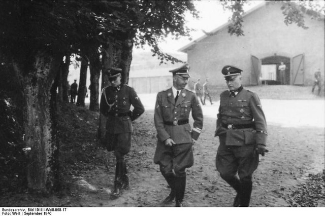 Heinrich Himmler mit Angehörigen der Waffen-SS Division Leibstandarte SS Adolf Hitler