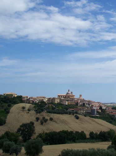 italien blue sky italy panorama azul rural italian san italia nuvole nuvola village view country pueblo campagna cielo nubes area vista monte azzurro campagne italie nube marche marken agricultural italians italiano italiana countryhouse espacio marcas vito italiani italianos italiane marches 意大利 paese italya イタリア agricola regione rurale 이탈리아 איטליה italija италия marchigiano marchegiani agricolo montesanvito إيطاليا 马尔凯 marchigiani marchigiana 주 マルケ州 марке 마르케 מארקה ماركي