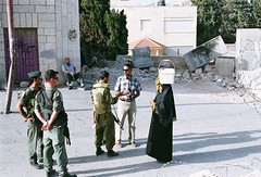 ד', 30/05/2007 - 06:12 - Soldiers checking Palestinians crossing the line of the  future wall at Abu Dis.
Photographer: Dalia Kaveh
www.machsomwatch.org/
