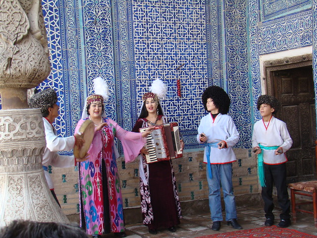 cantando folclore su gente Uzbekistán 046