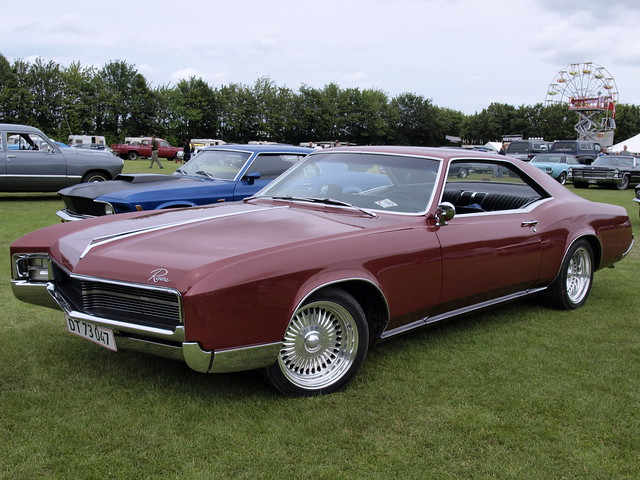 DDM2009-red-67-Buick-Riviera-002