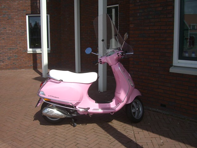 CIMG2068 Volendam pink scooter