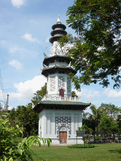 BANGKOK, THAILAND - Lumphini Park - clocktower/ БАНГКОК, ТАИЛАНД - Парк Лумпхини