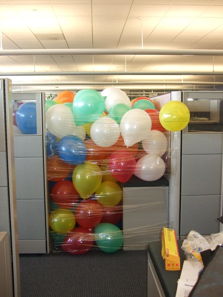 Креативно поздравить с днем рождения коллегу. Украсить офис к Дню рождения. Сюрприз на день рождения. Сюрприз на день рождения коллеге. Украшение кабинета на день рождения коллеге.