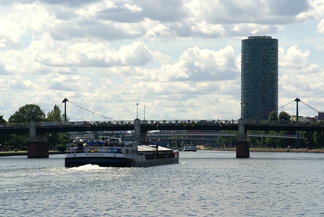 Frankfurt, Friedensbrücke, Westhafen-Tower