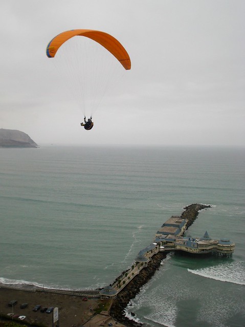 Parapente sobre la Costa Verde / Paragliding over Costa Verde