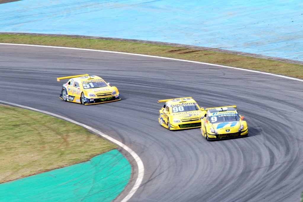 Giuliano Losacco, Ricardo Maurício, and Átila Abreu battling through a turn during the 2009 Stock Car Brasil race at Interlagos