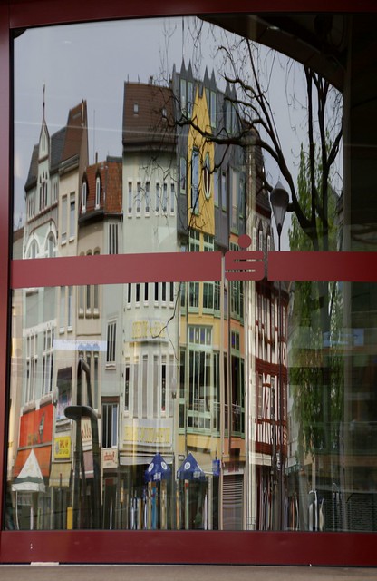 Bad Kreuznach, Kornmarkt, Spiegelung im Sparkasseneingang (reflection in a bank's glass door)