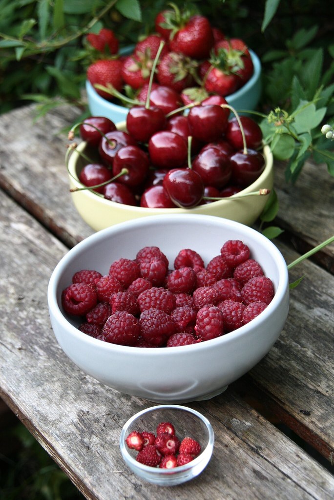 Strawberry Vs Raspberry Color Strawberries, Raspberries : Strawberry vs. Raspberry — What’s the ...