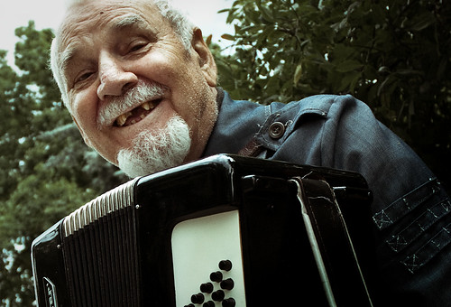 old man accordion busker moionet