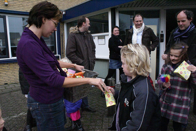 Marjan deelt snoepzakjes uit | Marjan handing out bags with sweets
