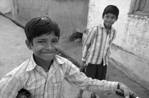 kids play village indian smile eyes friends chhattisgarh nahargaon gariyaband students brothers walk innocence