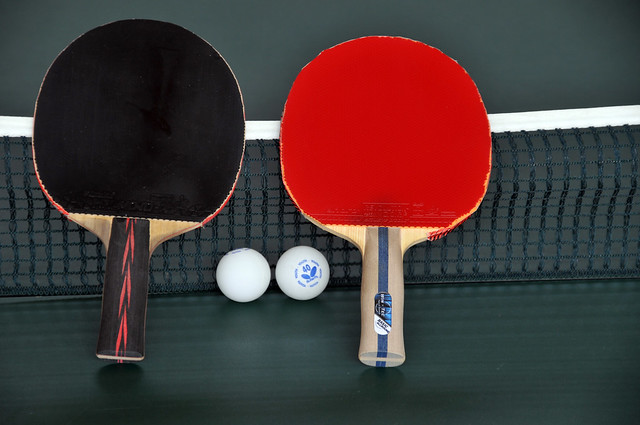 Tischtennis Schläger rot schwarz mit Ball