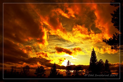 autumn sunset sun mountain nature norway clouds d50 norge twilight scenery cloudscapes landskap blefjell potofgold liatoppen cloudslightningstorms flickrunitedaward nofk