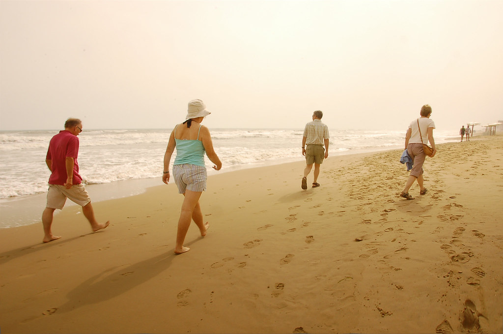 gente caminando en la playa/ people walking on the beach.