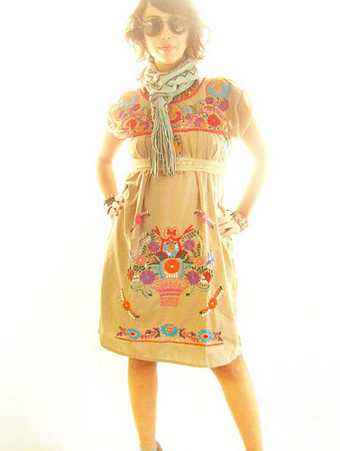 vestido Mexicano bordado de canasta con flores