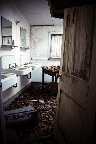 old abandoned bathroom creepy tuesdaystruth deadleaveseverywheredefinitelyaddedtothefeel