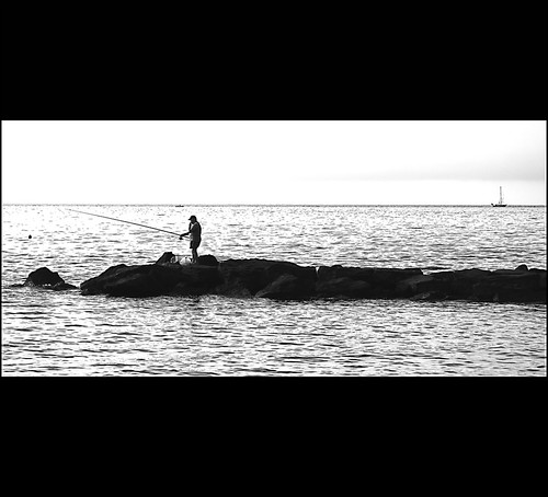 pesco, mangio un panino, e un altro giorno è iniziato (alba del 31 luglio 2009) by paolomezzera, fishing, eating a sandwich, and another day has begun
(31th July 2009 - Sunrise)sea bw sunrise paul 