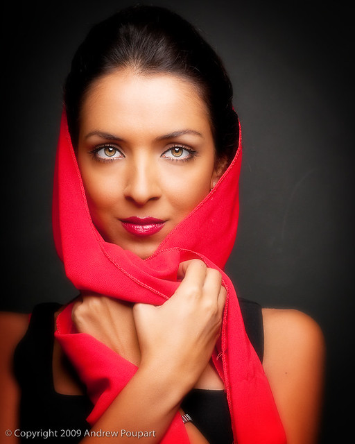 С красным шарфом род. Красный шарф на голову. Певица с красным шарфом. Девушка в Красном шарфе. Женщина красный шарф на пол лица.