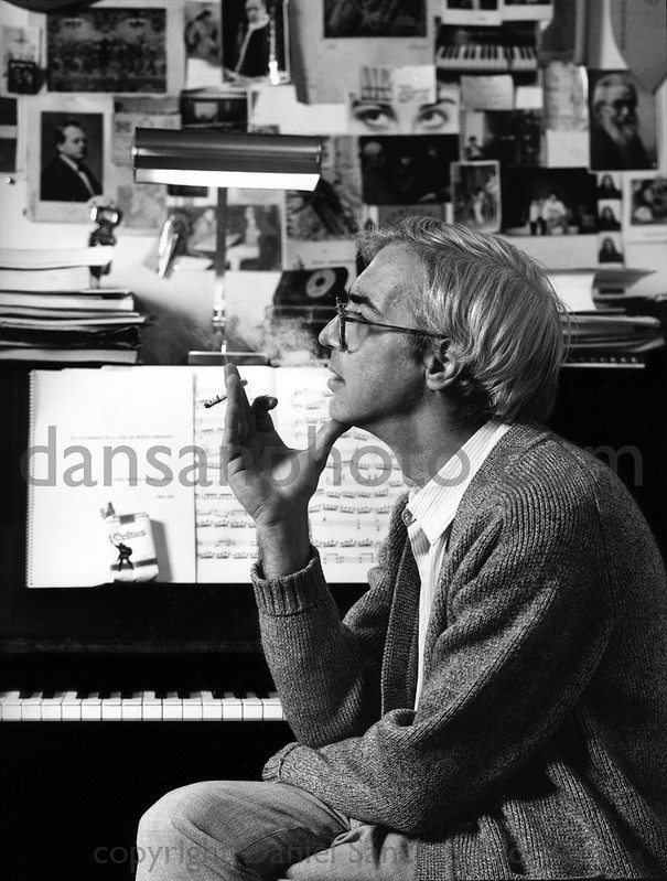 Maestro Revendo sentado junto a su piano