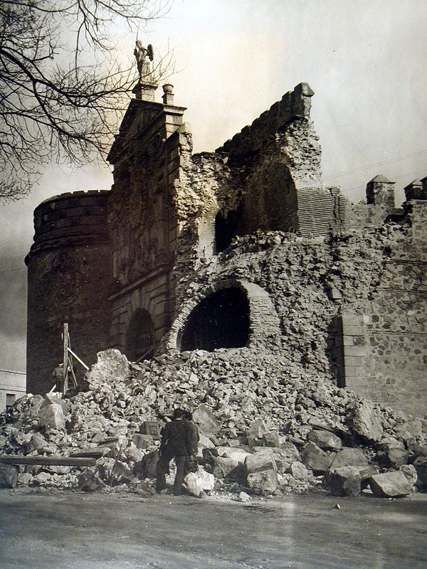 Derrumbe de la Puerta de Bisagra de Toledo el día 12 de abril de 1946. Foto Rodríguez