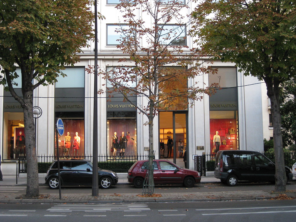 Louis Vuitton Paris Montaigne Store