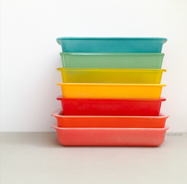 A rainbow group of Agee Pyrex utility dishes and utility oblong bakers, with a mix of sprayware and opalware. Love! ❤️💛💚💙💜